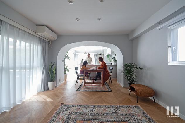 「アーチで切り取る」のリビングダイニング