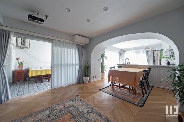 「アーチで切り取る」のリビングダイニング・バルコニー