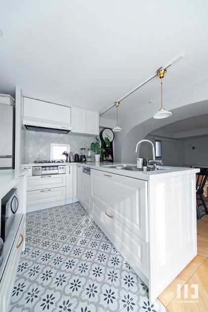 「アーチで切り取る」のキッチン