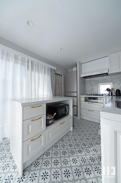 「アーチで切り取る」のキッチン