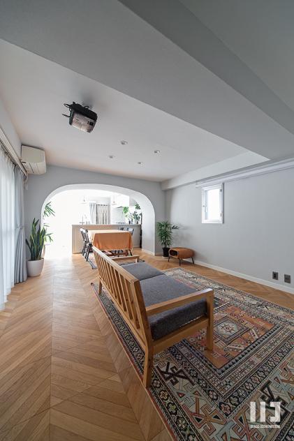 「アーチで切り取る」のリビングダイニング