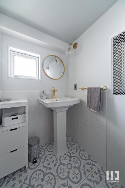 「アーチで切り取る」の洗面所