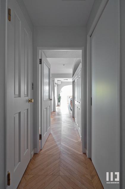 「アーチで切り取る」の廊下