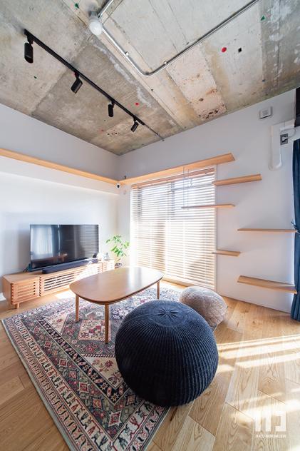 「side-by-side」のリビング・造作キャットウォーク