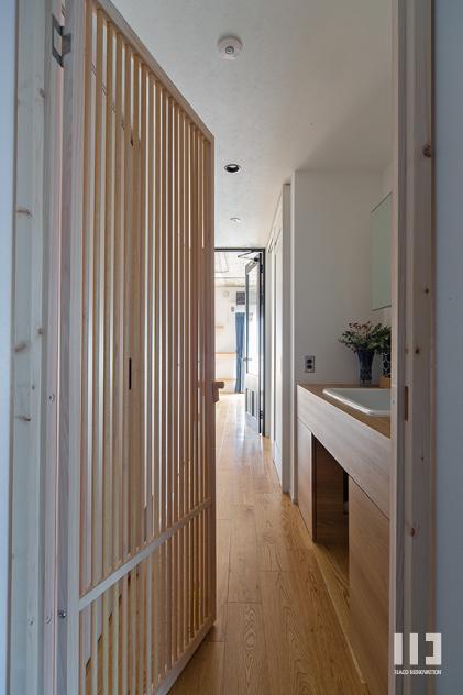 「side-by-side」の廊下・洗面