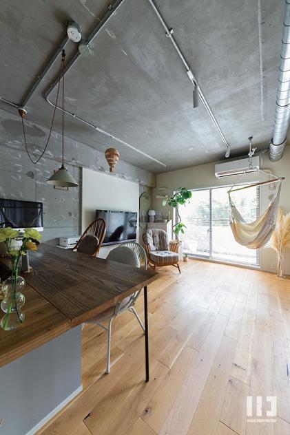 「非日常と暮らす」のリビングダイニング