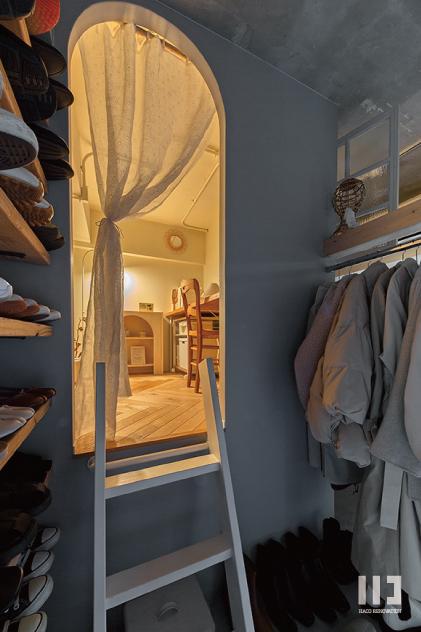 「非日常と暮らす」の玄関土間WIC・ロフト