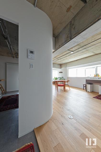 「育む家。」の玄関・リビング