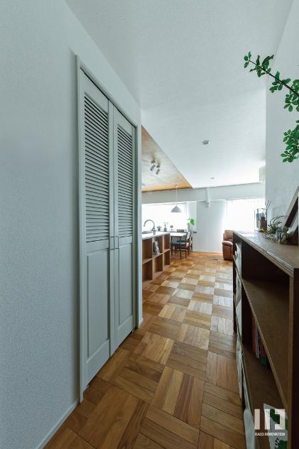 「at home」のリビング入り口