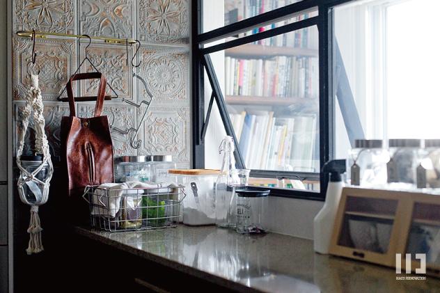 「季節を感じる家」のキッチン造作窓