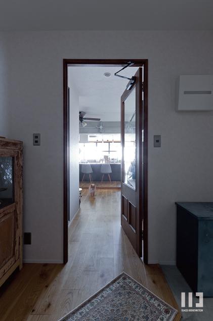 「季節を感じる家」のリビング入り口