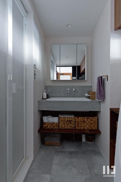 「季節を感じる家」の洗面所