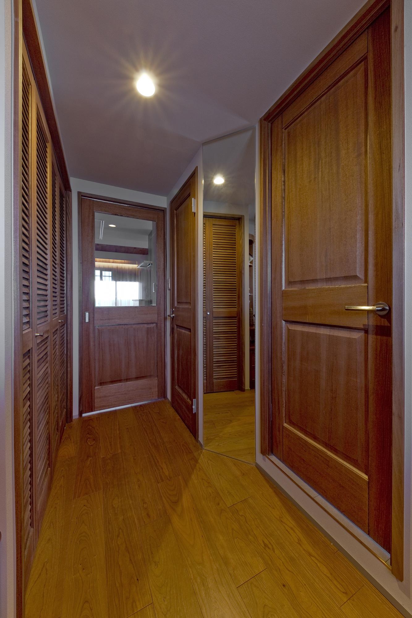 「antique furniture」の廊下