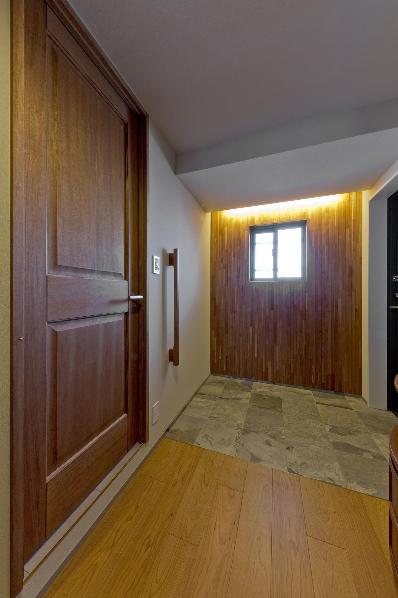 「antique furniture」の玄関