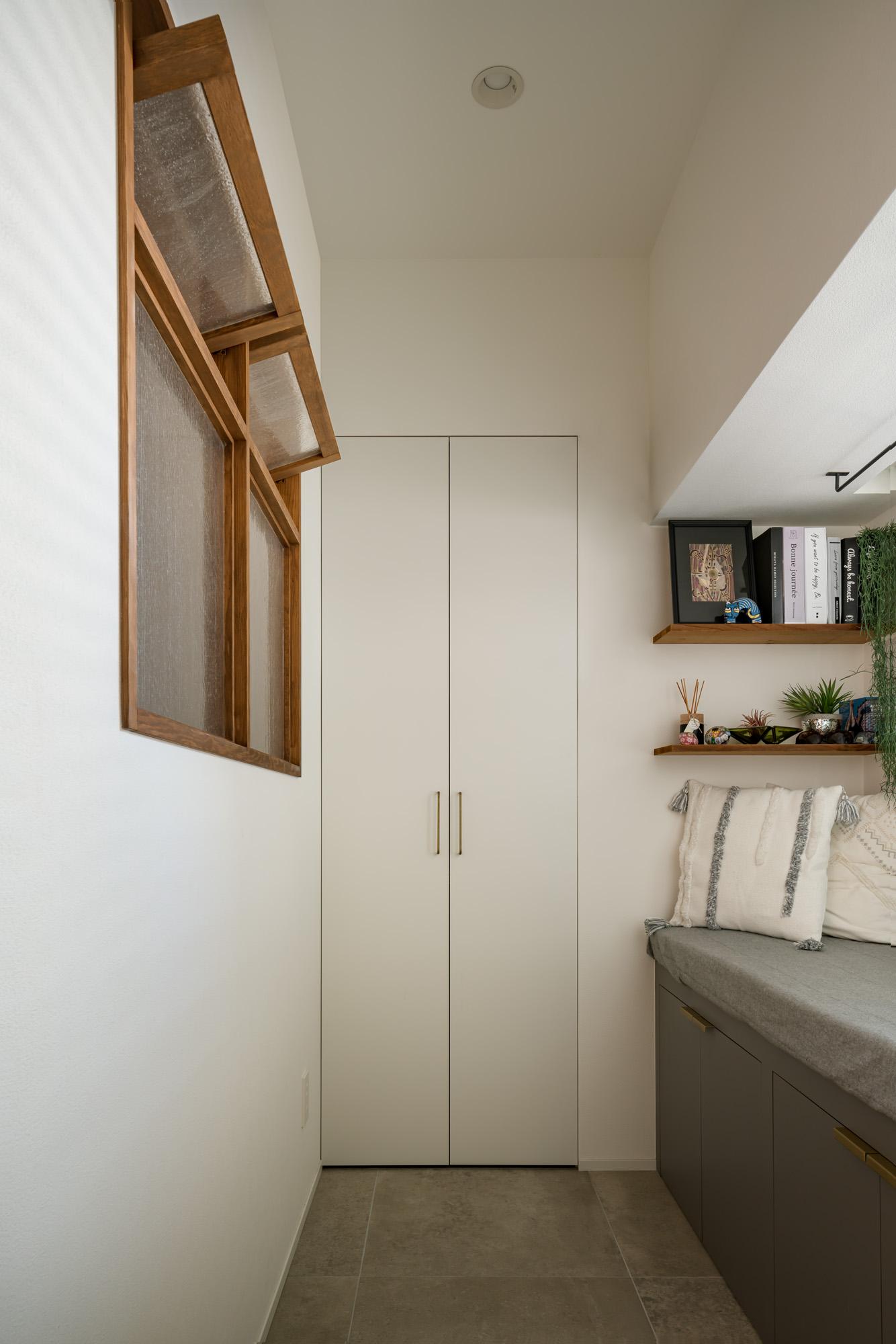 「Life is journey」の玄関土間に設けたヌック