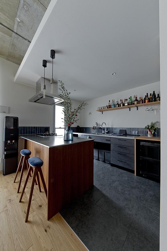 「Come visit!」のバーカウンター