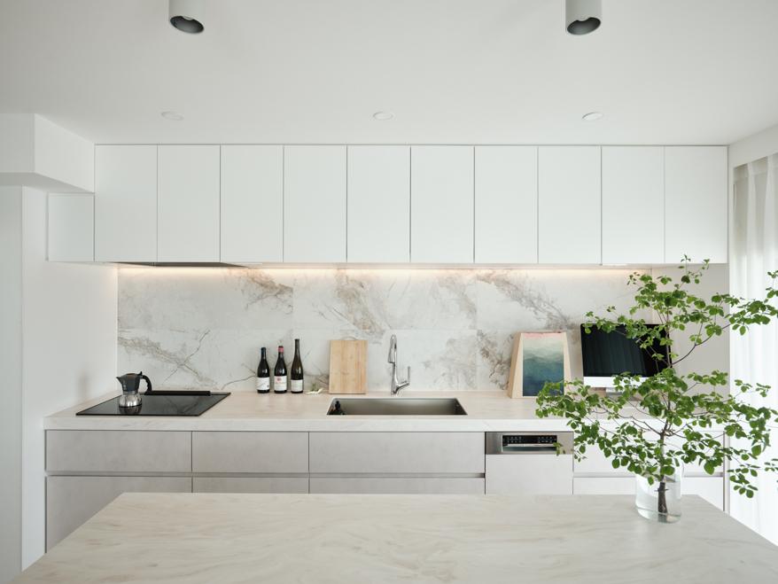 「明陽暗静」のキッチン