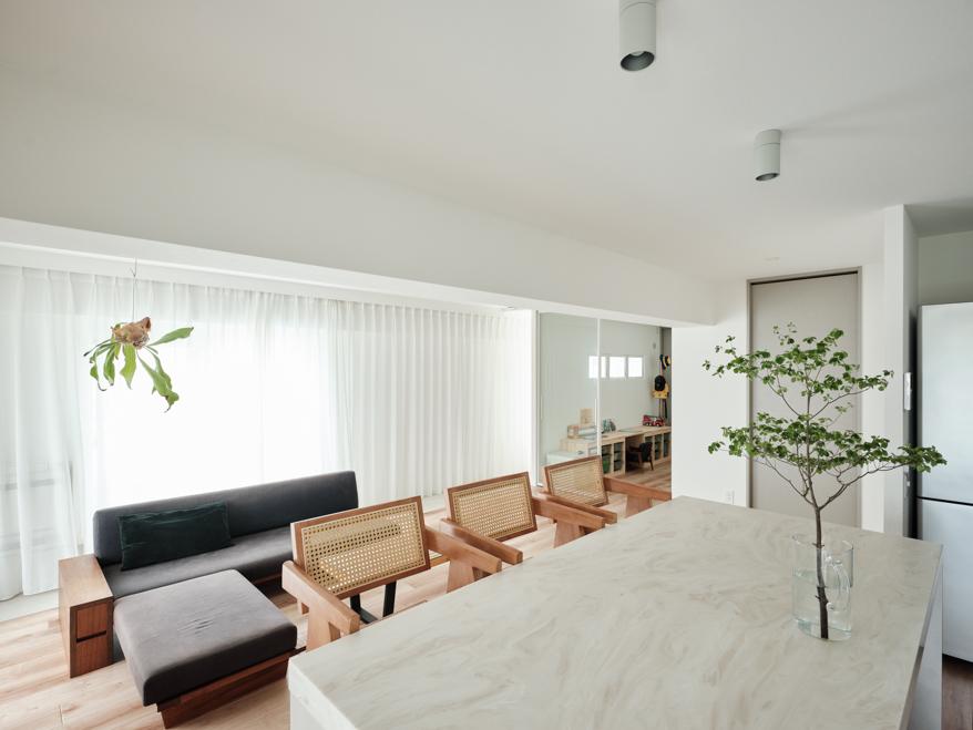 「明陽暗静」のリビングダイニング