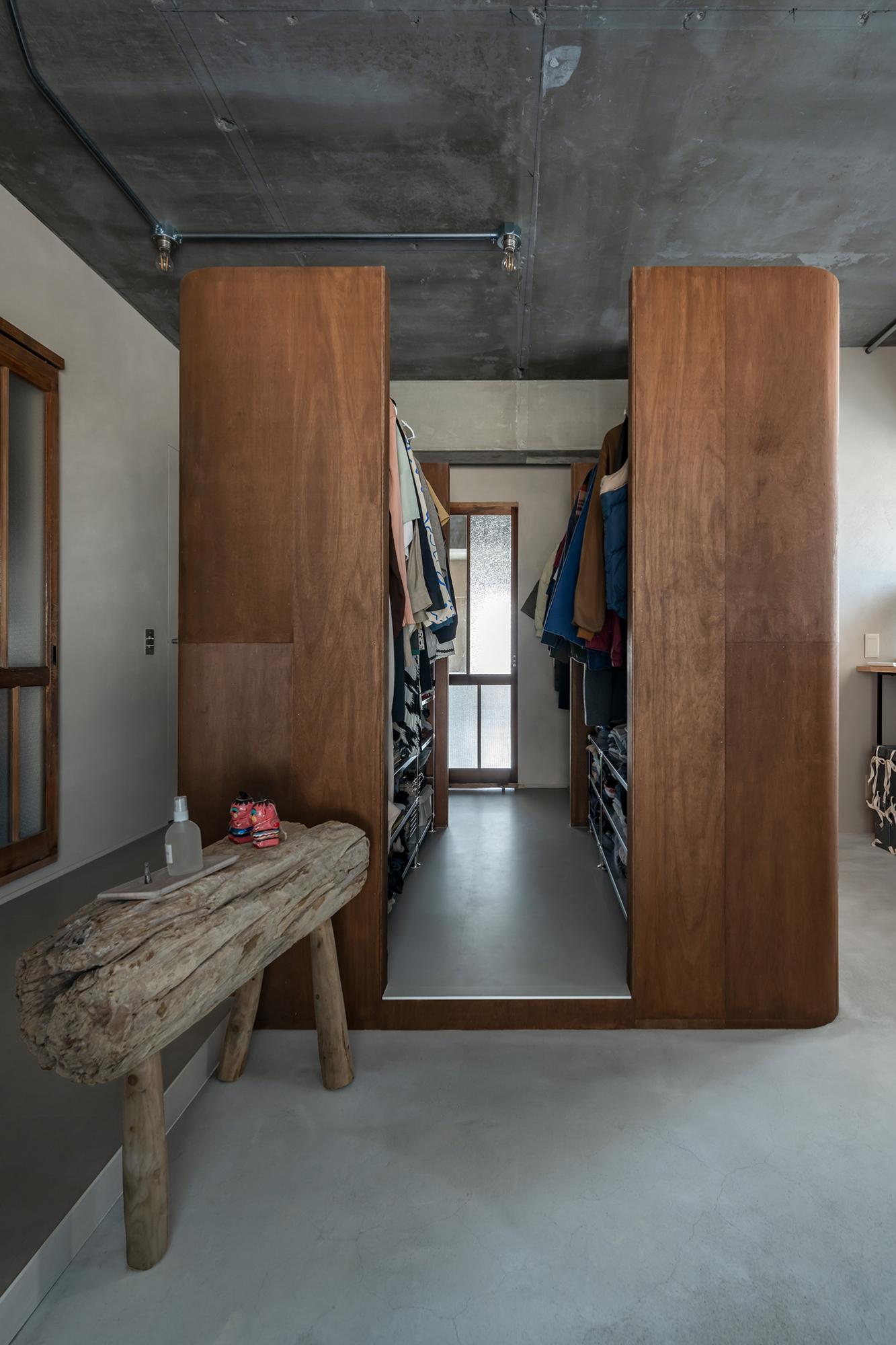 「遊郭建具と暮らす」のウォークスルークローゼット