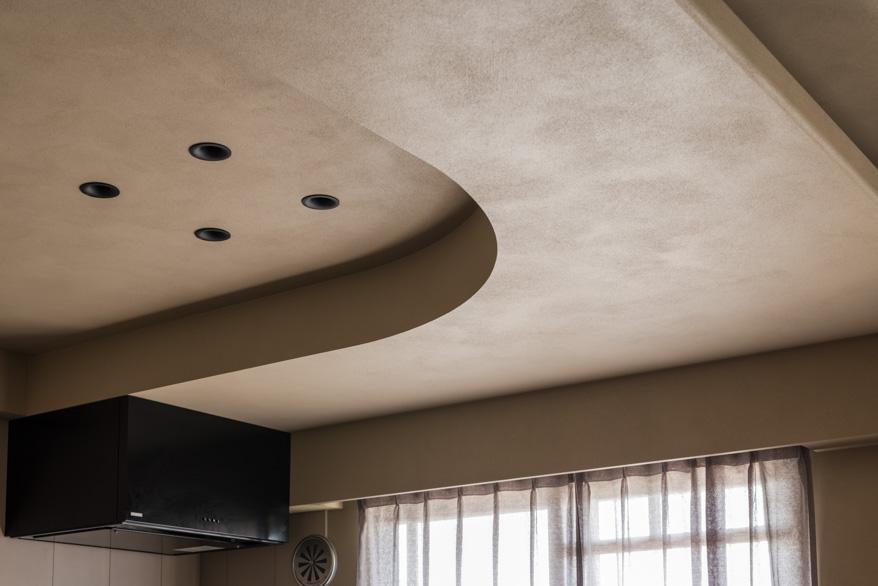 「tone」のアール天井と間接照明