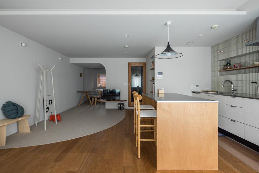 「まるく つつまれて」のリビングダイニング