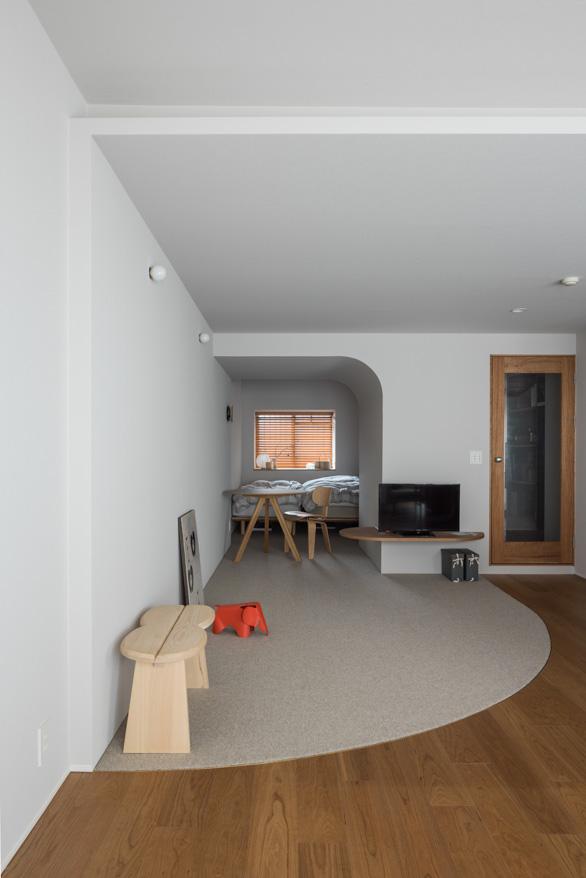 「まるく つつまれて」のリビング