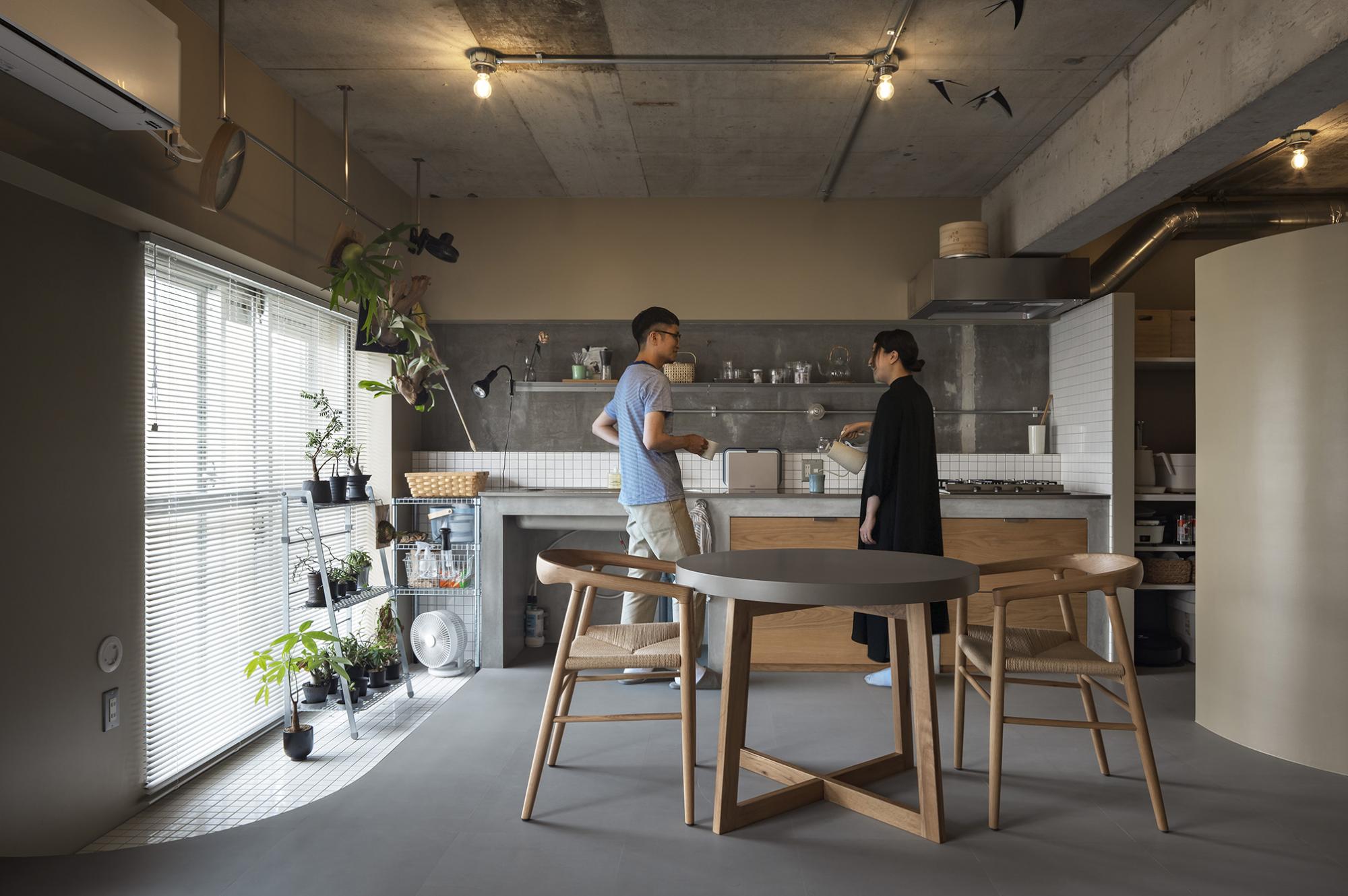 「アールの向こう側」のキッチン