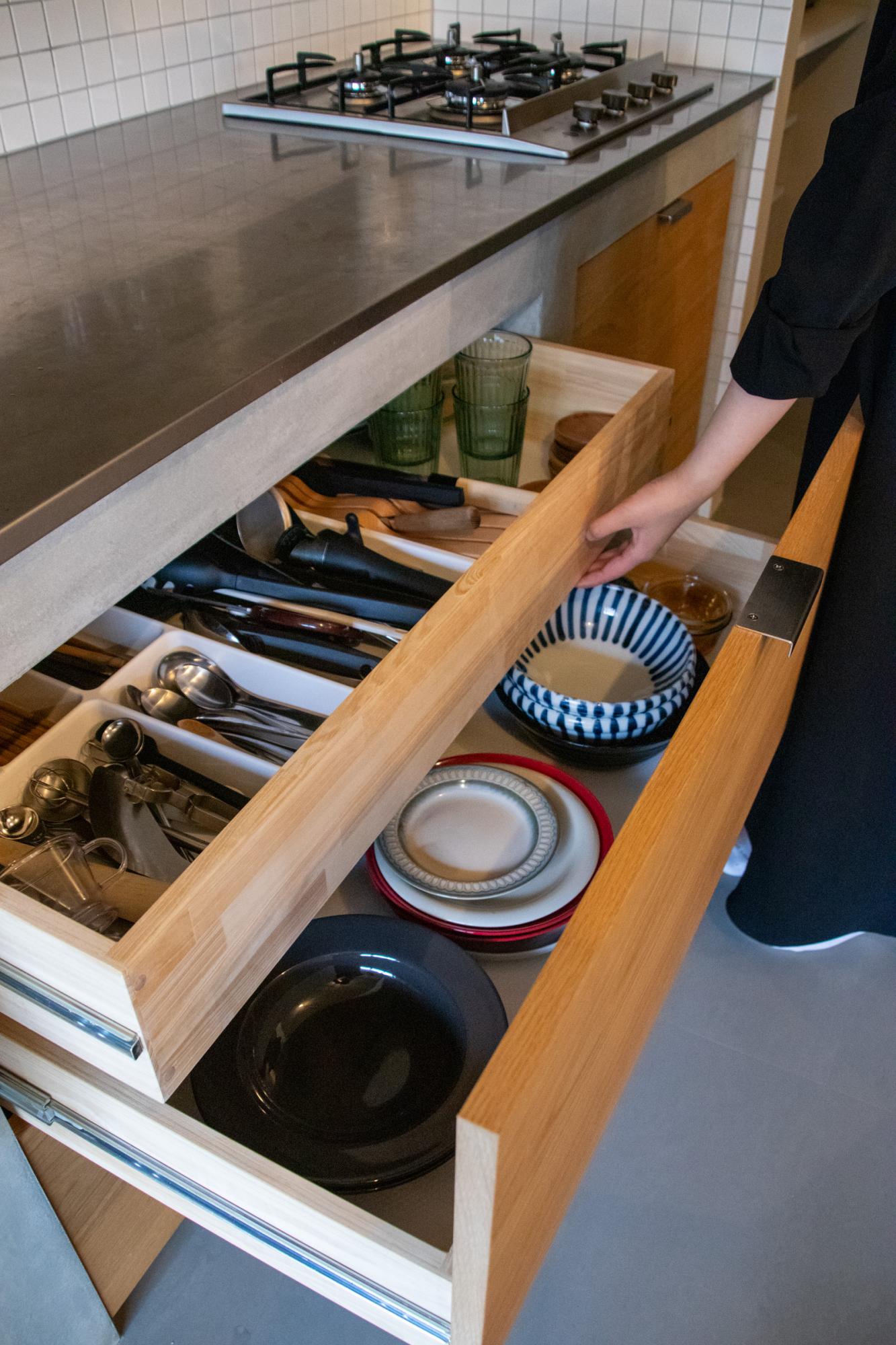 「アールの向こう側」の造作キッチン