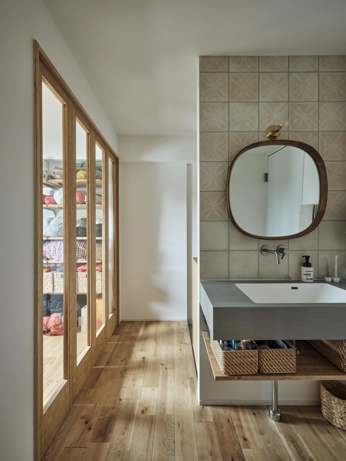 「透明な境界」の廊下に面した洗面