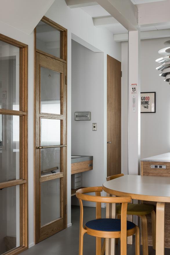 「住み継ぐ家」のダイニング・洗面(2階)