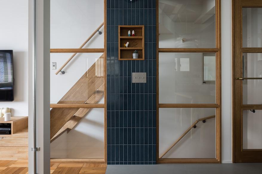 「住み継ぐ家」のリビング階段(2階)