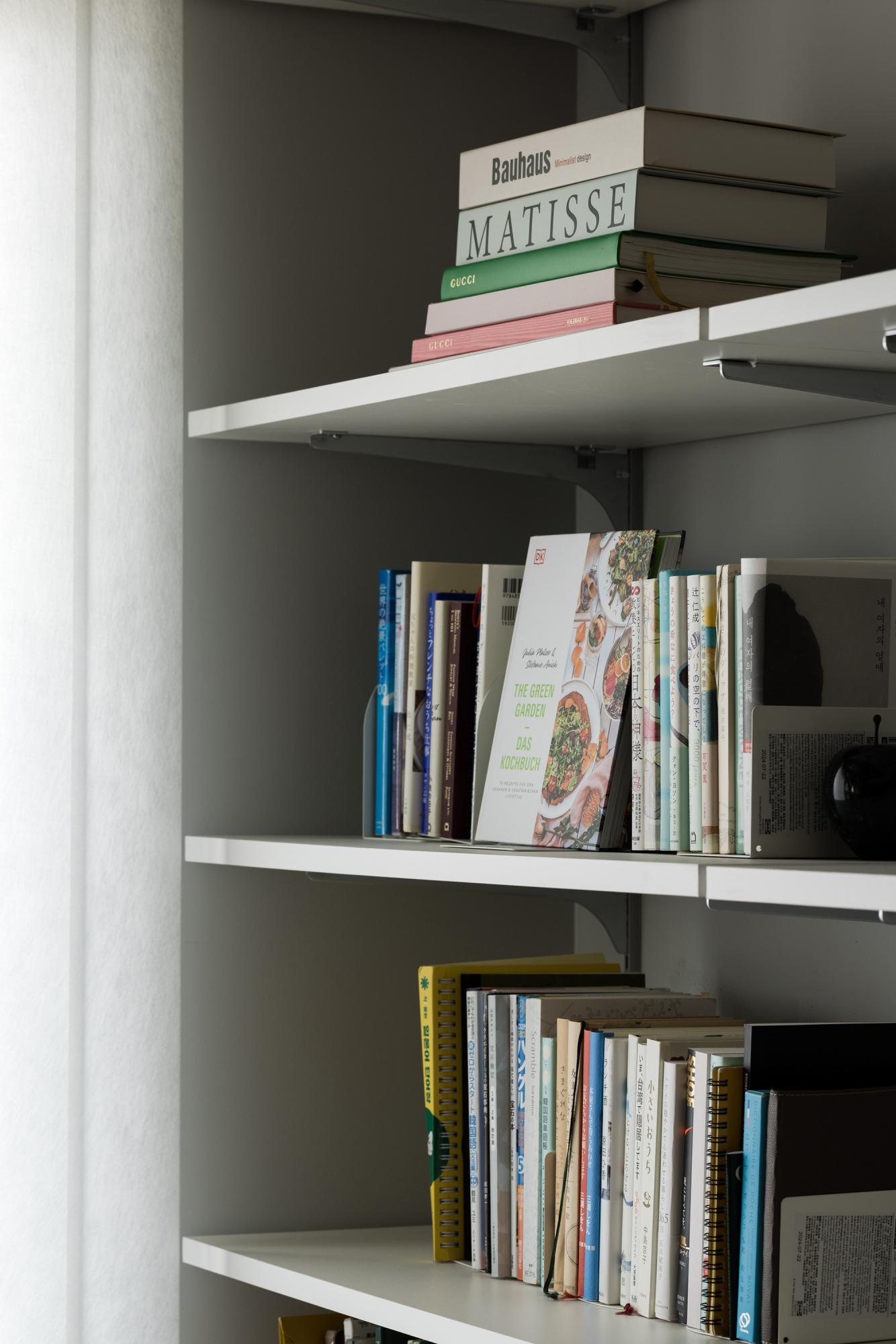 「静謐な間 – tatema」のリビング壁面本棚