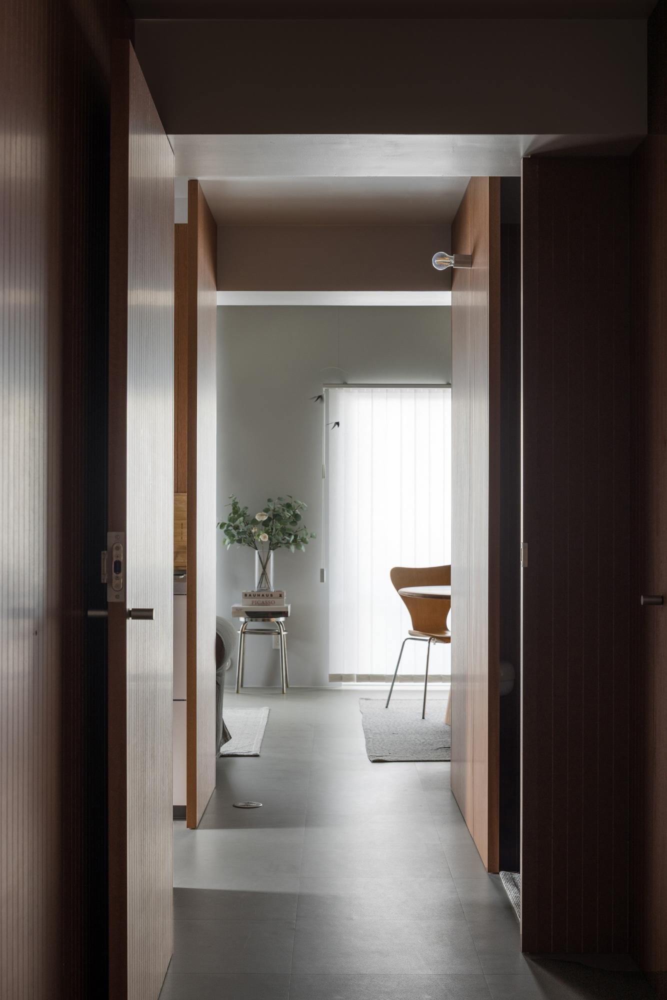 「静謐な間 – tatema」の廊下