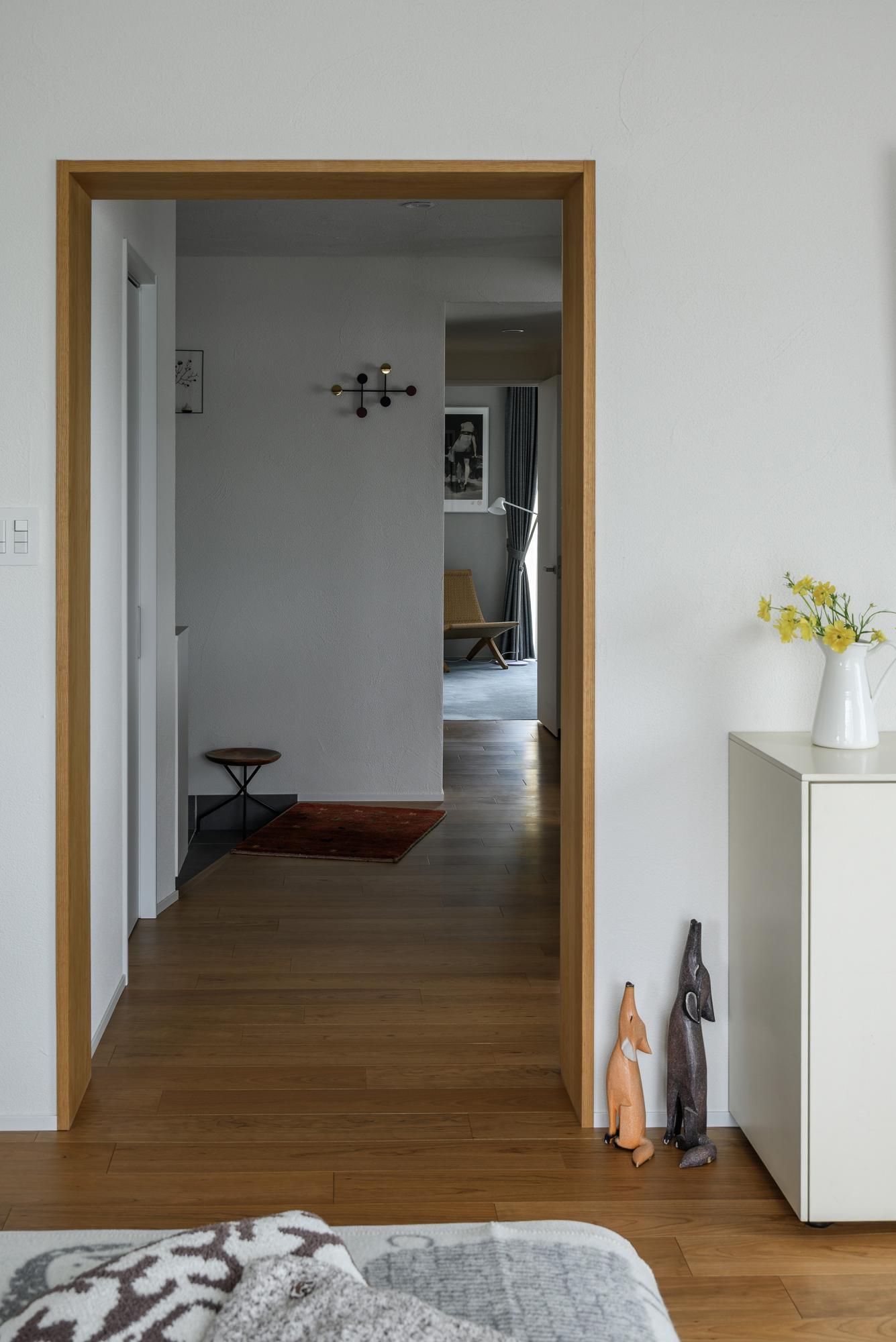 「日々を味わう」廊下の景色をフレームのように切り取るリビングドア