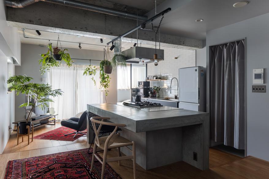 「ひとつづきにくらす」のダイニングカウンターと一体となったキッチン