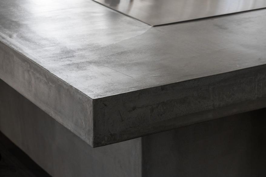 「ひとつづきにくらす」のモルタル仕上げのダイニングカウンター