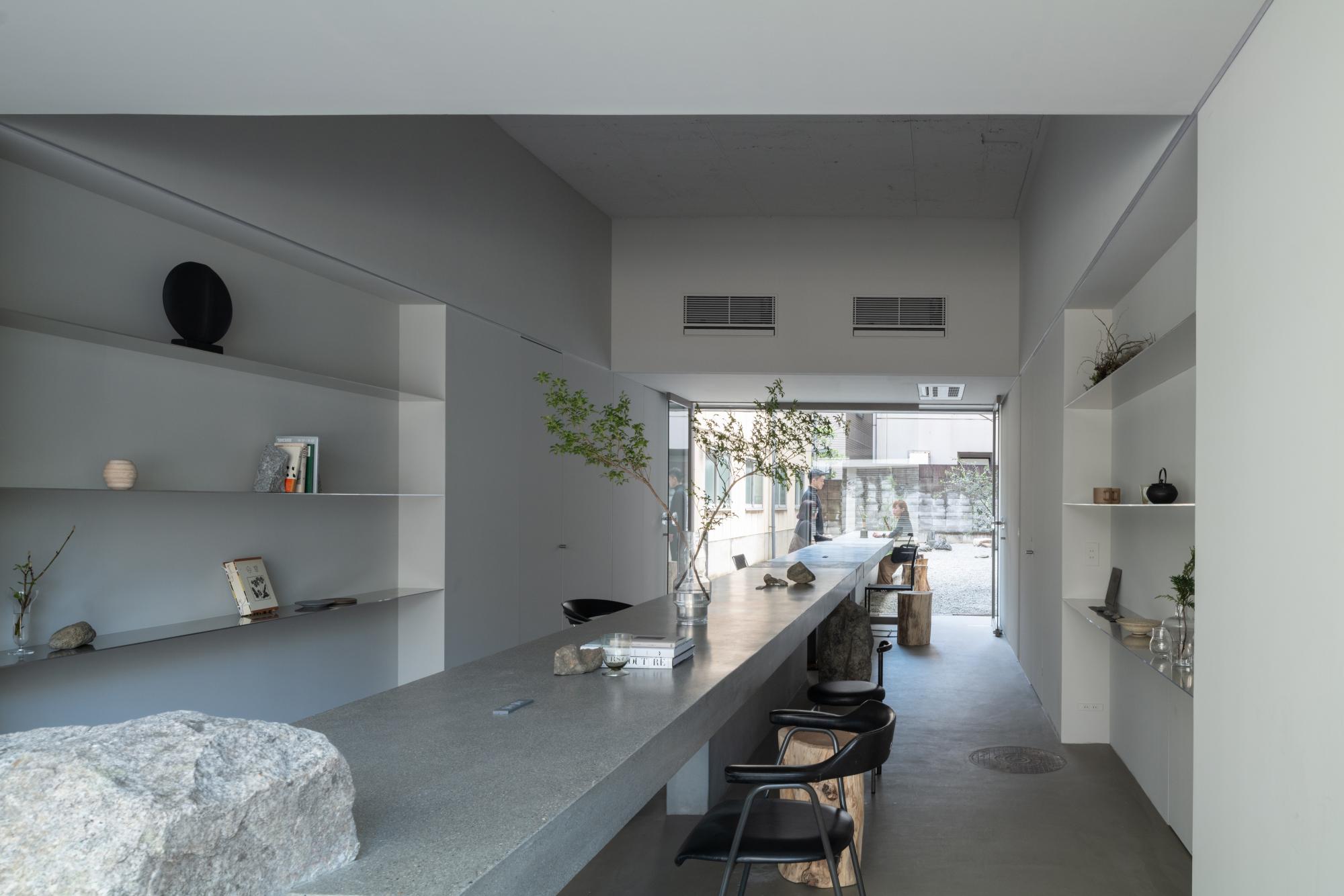 【ハコリノベ大阪】地下鉄御堂筋線・四ツ橋線・中央線「本町駅」23番出口より徒歩5分。
店内はリノベーションのイメージを膨らませやすいようなつくりに。サンプルも沢山ご用意し、デザイナーがおすすめをピックアップいたします。