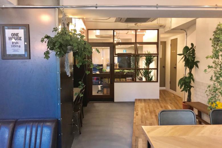 【ハコリノベ横浜山下公園】横浜高速鉄道みなとみらい線「日本大通り駅」から徒歩3分。
店内はコンクリート露出の天井や無垢フローリングにモールテックスとタイル、造作テーブルやこだわりの照明などなど･･･リノベーションのヒントがたくさん詰まった空間となっております。