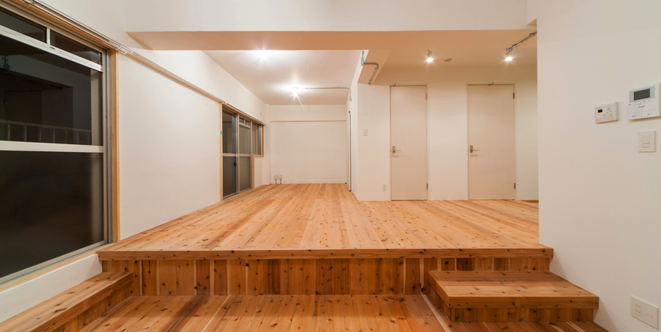 段差で分かれたつながりのある部屋。