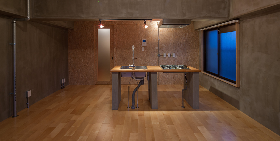 普段、あまり見せない素材をありのまま見せることでちょっと変わった雰囲気のお部屋になりました。普通の家に飽きた人の新たな「ふつう」への憩い。ほかにない愛着が湧くお部屋になりました。