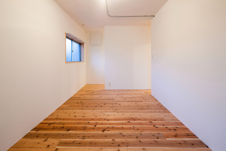 窓際に設置した寝室コーナー。杉のフローリングが温ものある極上のくつろぎ感を演出しています