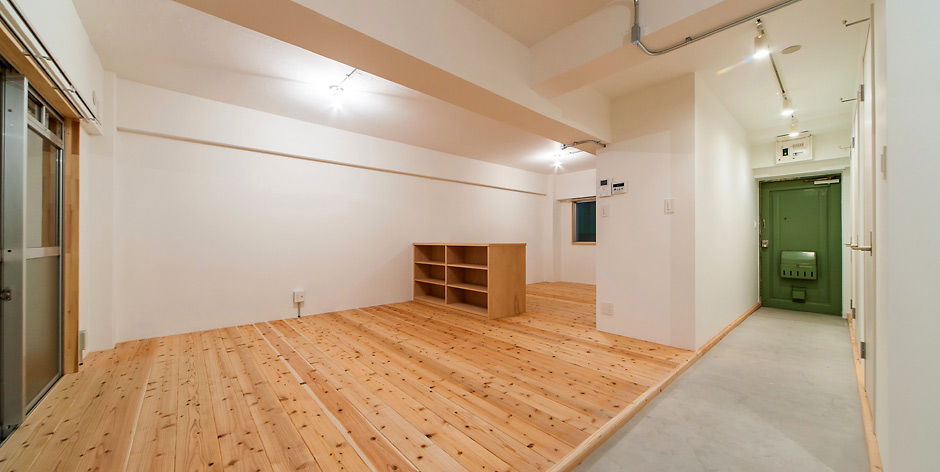 築35年の古い間取りのマンションを大胆な土間のある部屋にリノベーション。玄関を開けると部屋の真ん中を貫く土間の道が続き、部屋には壁もなく、開放感にあふれたお部屋です。