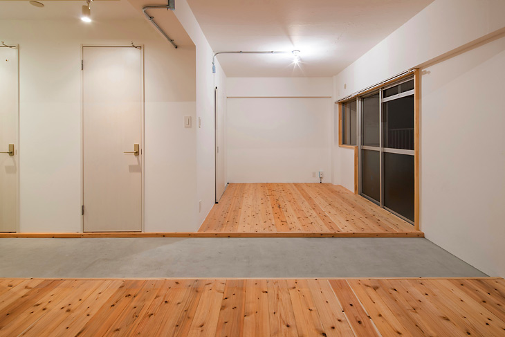 土間を挟んで向こう側は寝室。遊び心がつまっています