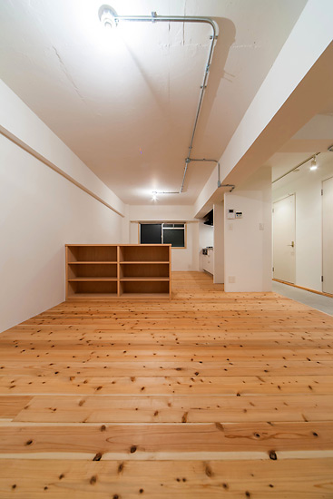 リビングからキッチンを望む。思わず「広い」と呟いてしまいそうです