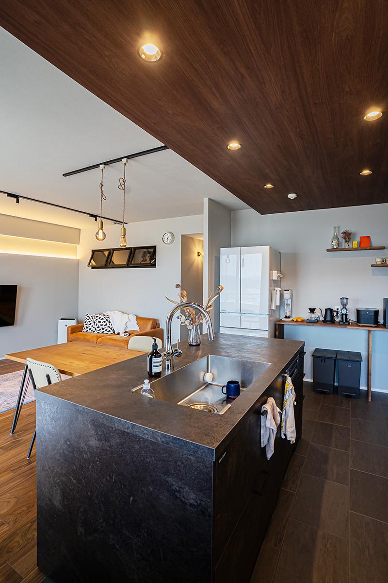 キッチン設備にはGRAFTEKTのデュエ・アイランド型を採用。シンクと加熱機器をわけて配置し、位置をズラすことで二人が同時に作業できるスペースを確保しています。