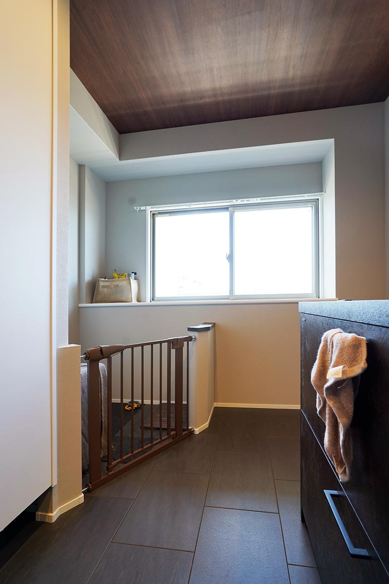 汚れにくいフロアタイルのメリットを活かし、“ペット専用エリア”を造作しています。ペットケージを丸ごと入れておけるから、リビングの雰囲気を崩すことなく生活を楽しめるつくりとなっています。