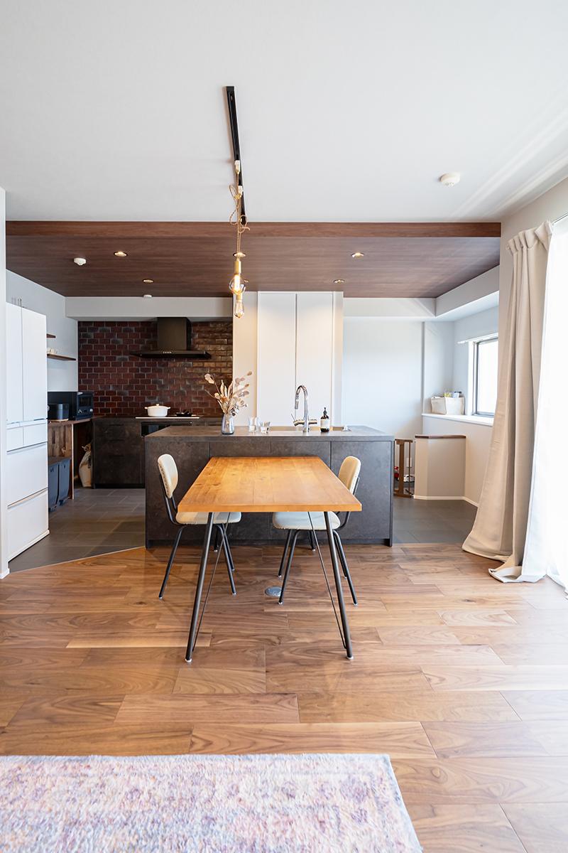 リビングダイニングの半分を占めるキッチンで、部屋に開放感を与えるために、壁面はわざとアシンメトリーなデザインに仕上げています。