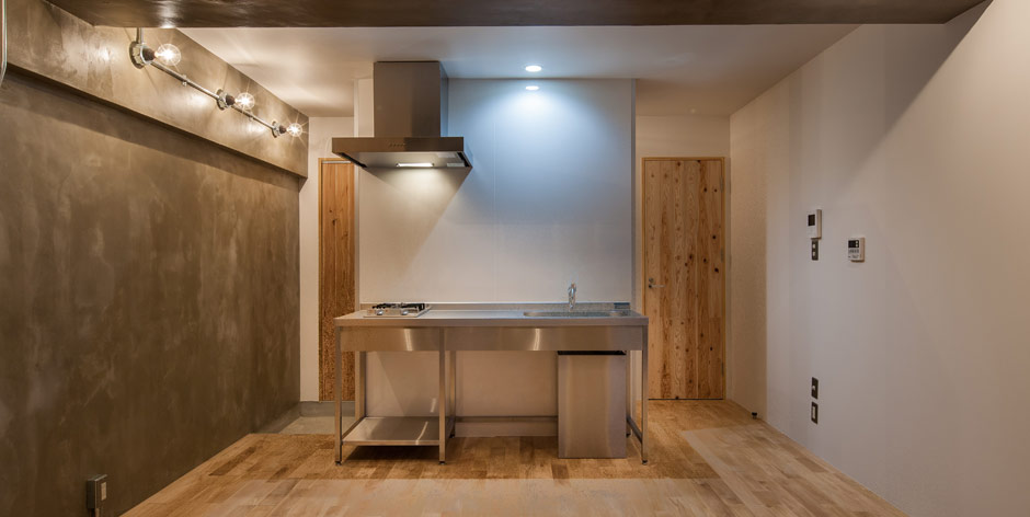 好みに合わせて間取りを変えられる仕掛けや、木のぬくもりを感じる造作建具、ステンレス仕上げのキッチンなど、リノベーションならではの魅力あふれるお部屋となりました。