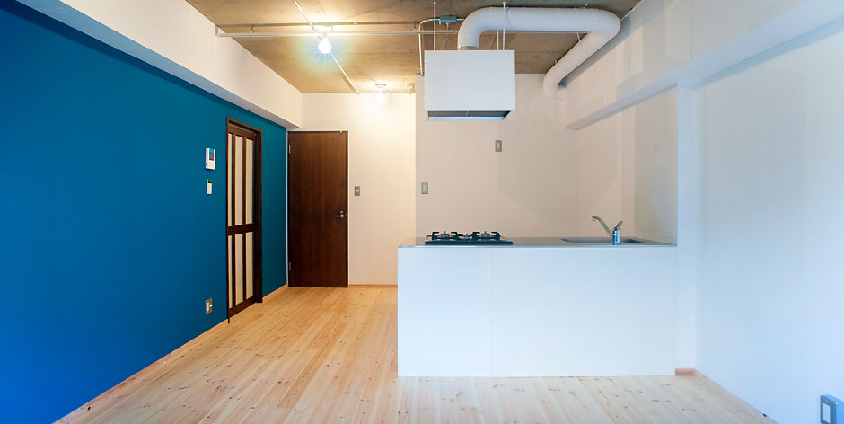 福岡市西区にある築30年のマンションをリノベーション。透き通るようなブルーの壁が印象的かつ、設備や細かなパーツにもこだわった個性的なお部屋に生まれ変わりました。