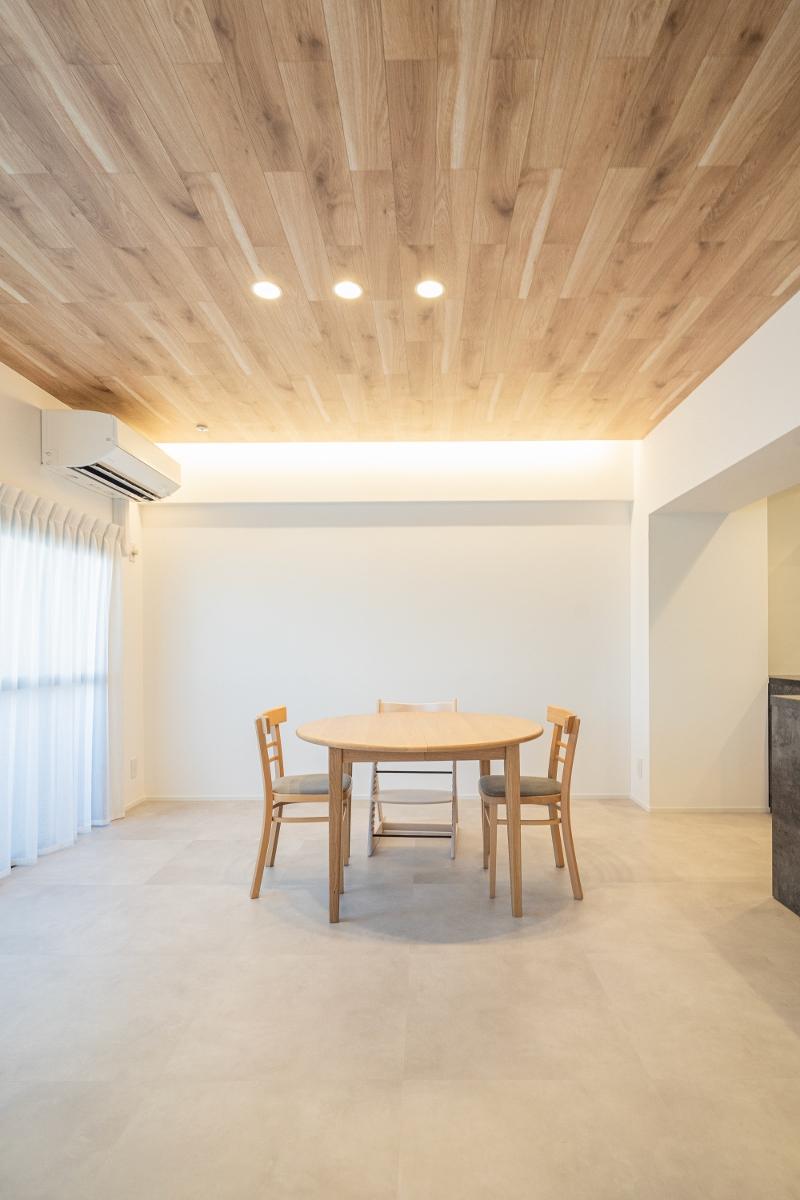 木材の折下げ天井は部分的に使用し、壁面の間接照明と北欧モダンなペンダントライトをより引き立てます。また、同じ空間にあるキッチンや小上がりの和室を視覚的に区切り、部屋をより広く見せる効果があります。
